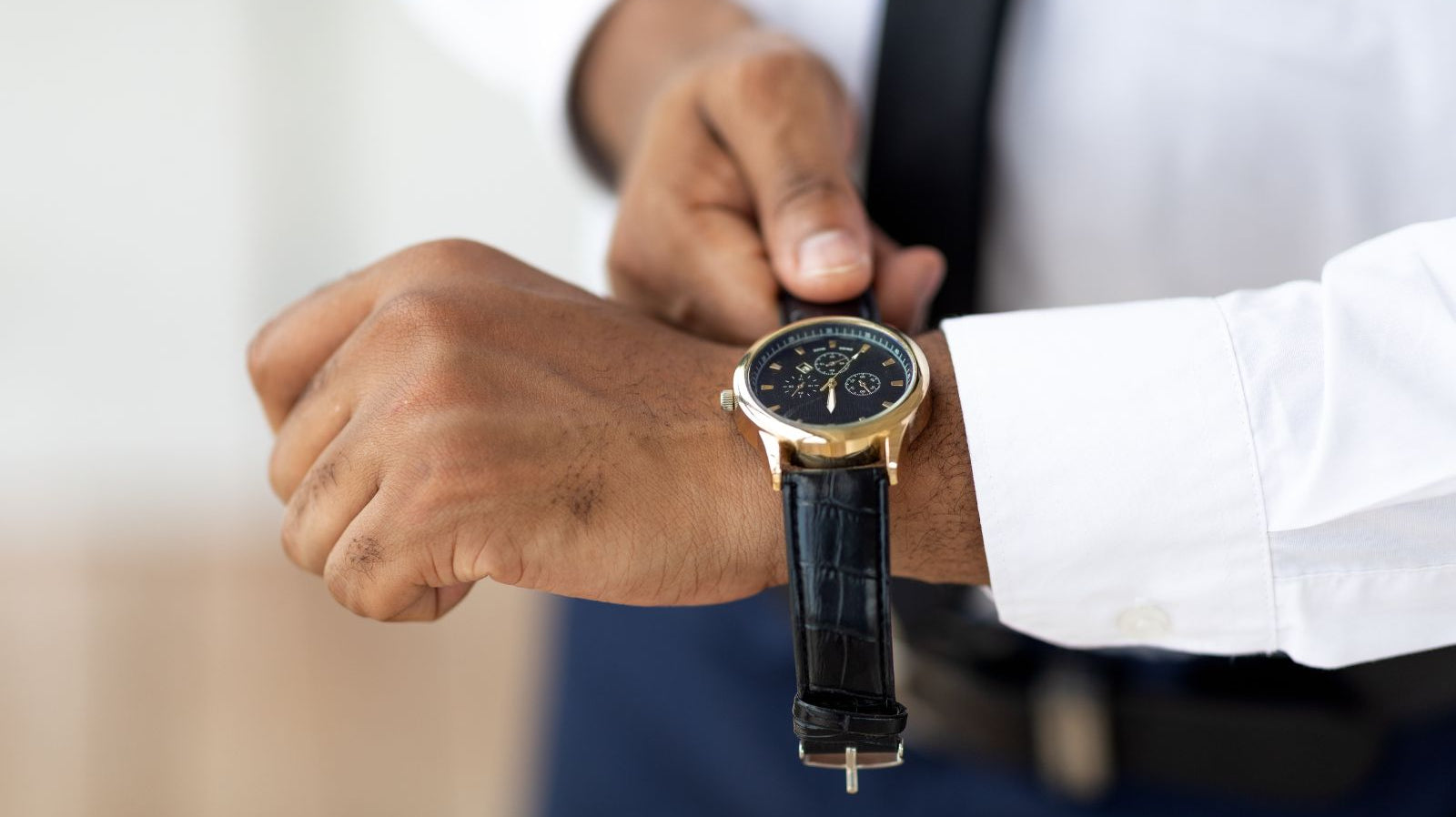 Eleganz fürs Büro: Leder-Uhrenarmbänder im professionellen Stil