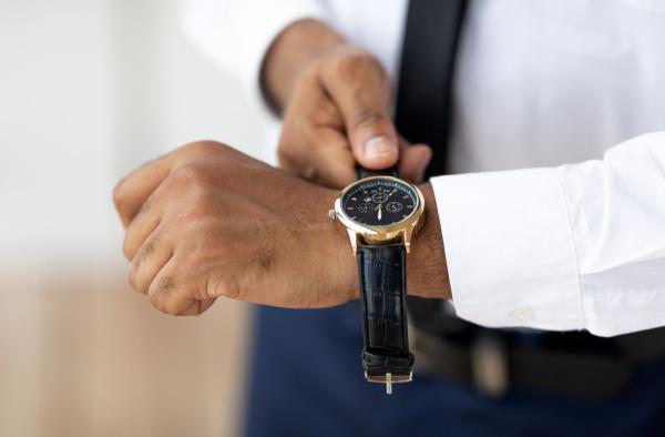 Eleganz fürs Büro: Leder-Uhrenarmbänder im professionellen Stil